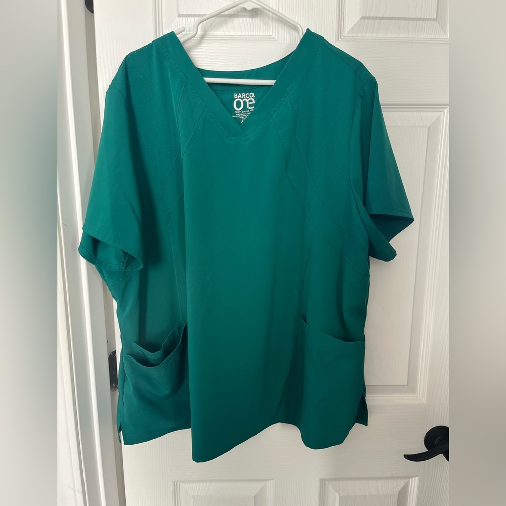 BARCO ONE – 4x V-Neck Scrub Top w/ 4 Pockets in hunter green